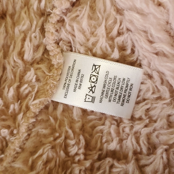 Natori Short Fluffy Belted Robe - Picture 8 of 9